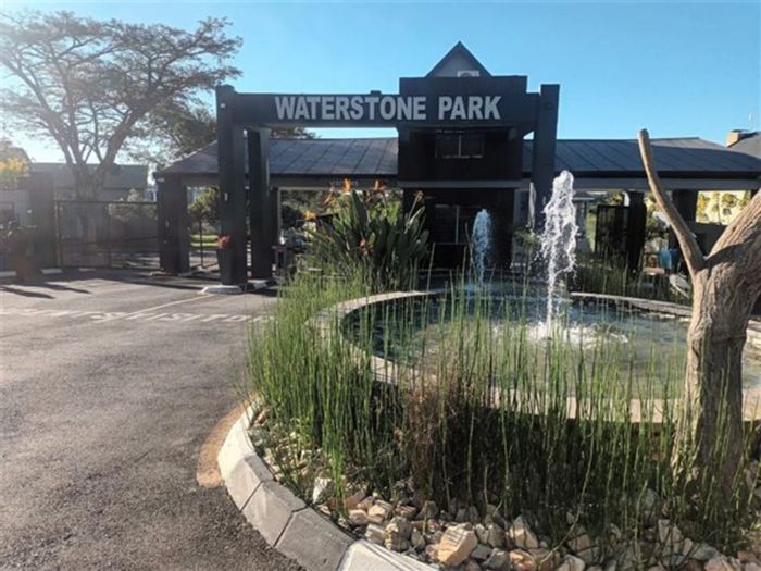 Townhouse For Sale in Greenstone Hill: 2 beds, pool, clubhouse, secure complex.