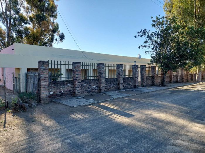 Spacious 5-bedroom house with indoor braai in Adendorp, For Sale.