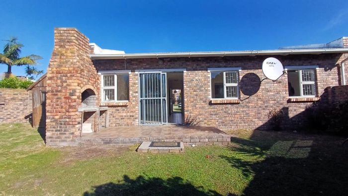 Townhouse for Sale in Lorraine: 3 Beds, Private Garden, Close to Amenities.