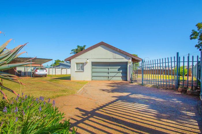 Witpoortjie House For Sale: 3 beds, large yard, double garage, near school.