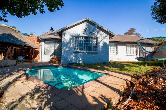 Highveld House For Sale: 4 beds, pool, braai area, double garage.