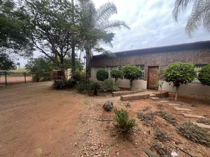 For Sale: Versatile House in Mookgopong Central with ample parking and yard space.