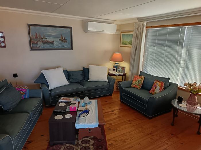 Tergniet House For Sale: Sea views, 4 bedrooms, rental flat, enclosed deck.