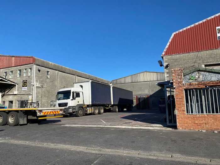 Industrial warehouse to rent in Lansdowne: 6632m², offices, yard, truck access.