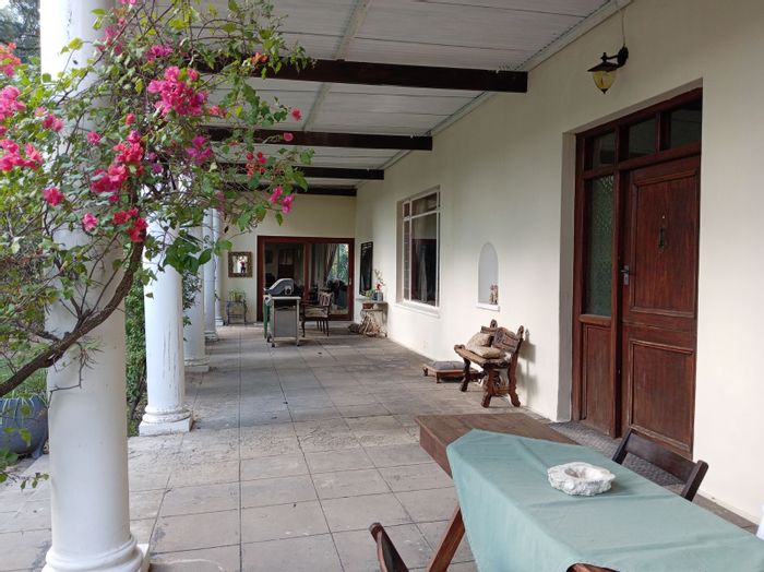 For Sale: Guest House in Graaff-Reinet Central with 8 en-suite units and pool.