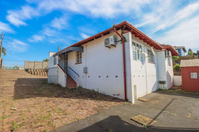 Spacious Woodlands house for sale: 3 beds, double garage, large backyard.
