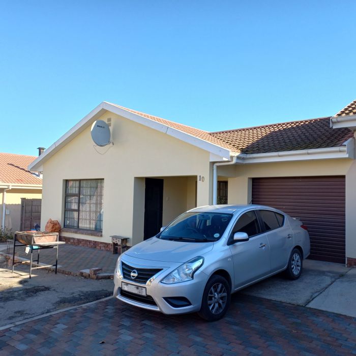 For Sale: Townhouse in Oudtshoorn Central with 3 bedrooms, garage, and outdoor braai.