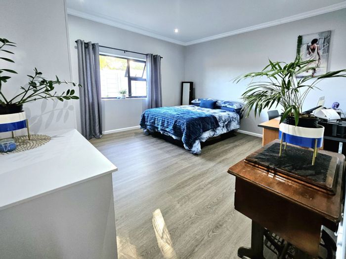 Seaview House For Sale: 3 beds, sea views, double garage, close to amenities.