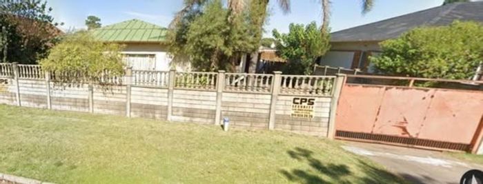 House For Sale in Florentia: 3 Beds, 2 Baths, 2 Garages on 714m².