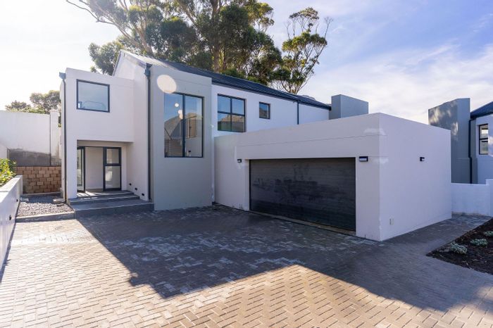 Victorskloof House For Sale: 4 bedrooms, splash pool, guest suite, scenic views.
