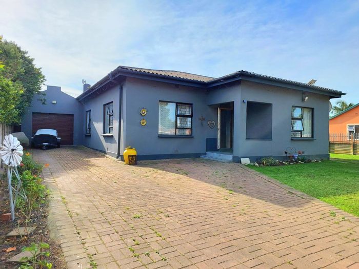 Character home in George South for sale, featuring 3 bedrooms and braai area.