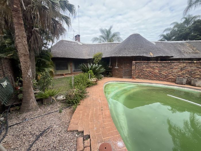 For Sale: Spacious 4-bedroom house in Mookgopong Central with pool, garages, and borehole.