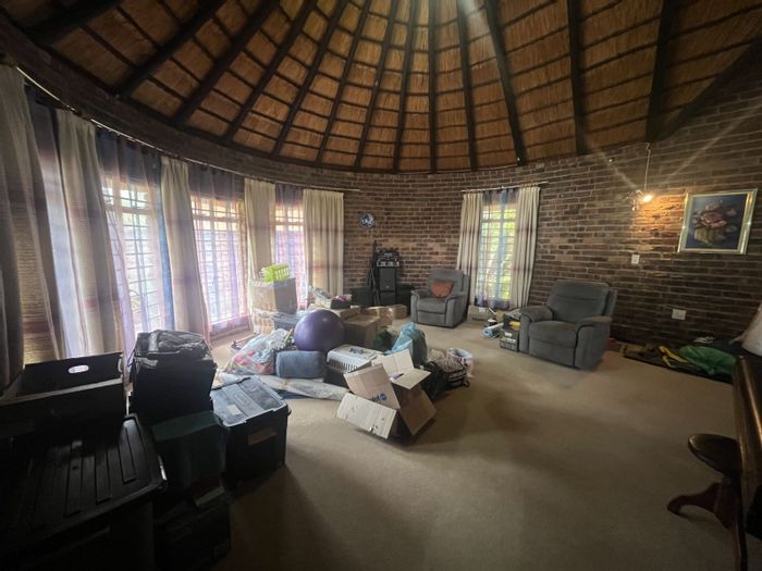 For Sale: Spacious 4-bedroom house in Mookgopong Central with pool, garages, and borehole.