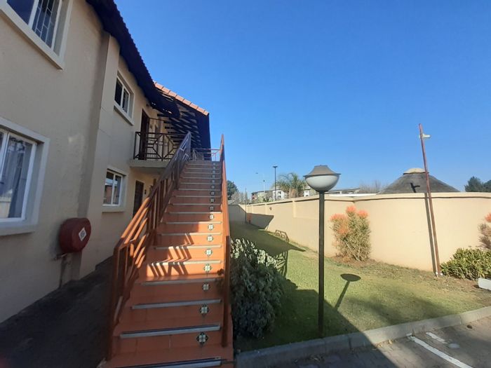 Die Hoewes Apartment For Sale: 2 beds, balcony, pool, 24-hour security.