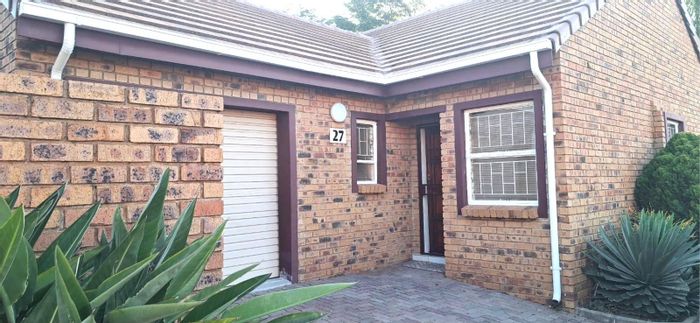 Amberfield Townhouse For Sale: 2 beds, braai area, garage, secure estate.