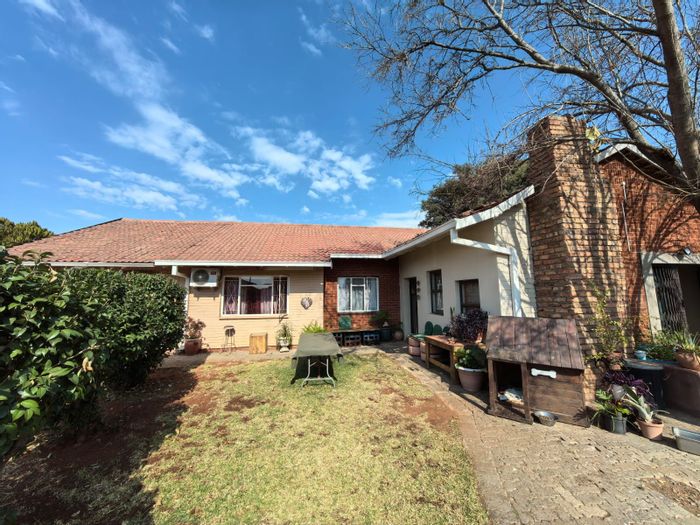 For Sale: House in Cassandra with three flats, parking, and garden space.