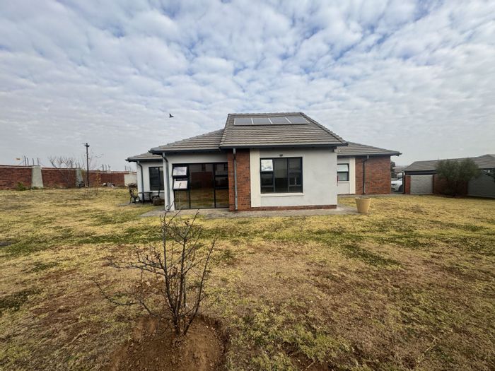 Amberfield House For Sale: 3 beds, garden, clubhouse, pool, near schools and mall.