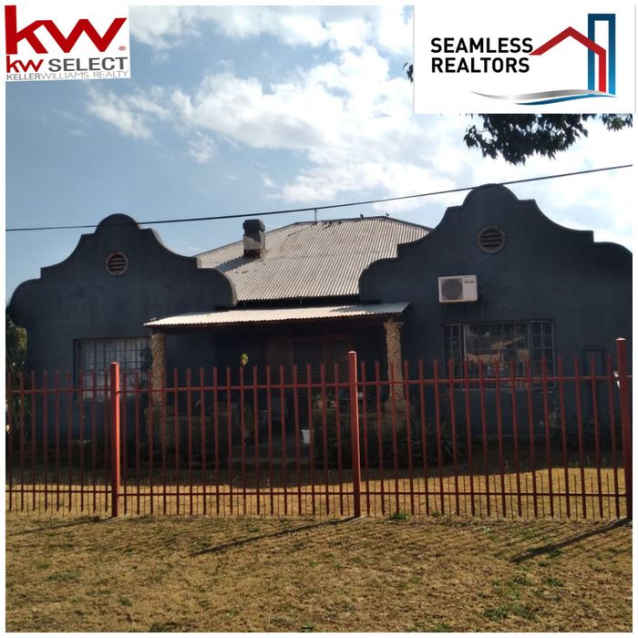 For Sale: House in Christiana Central with 2 bedrooms, carport, and spacious land.