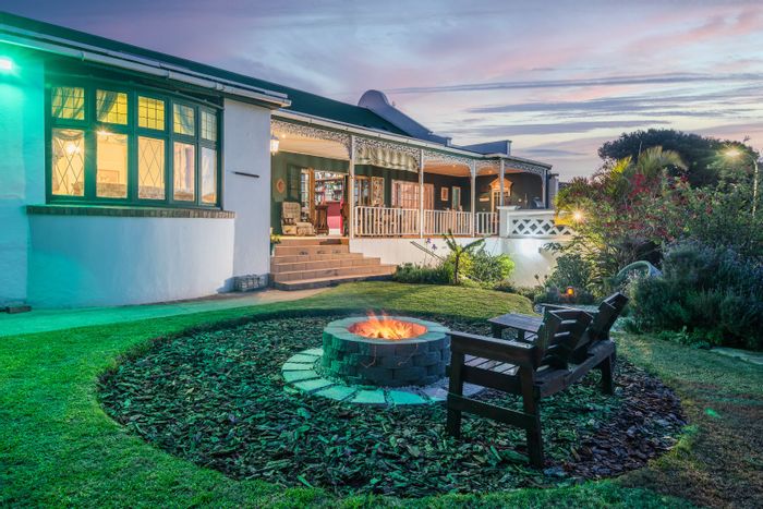 Heritage house in Richmond Hill for sale, featuring flatlet, garage, and bay views.