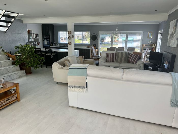 Waterfront house in Marina Da Gama for sale, features pool and guest suite.