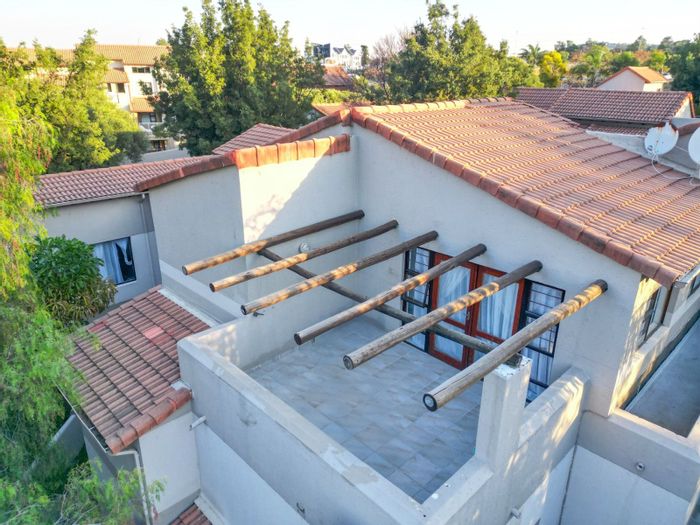 Paulshof Apartment For Sale: 1 bed, secure complex, pool, private patio.