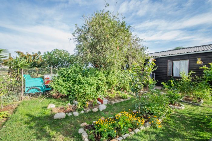 Charming house in Theronville for sale, featuring indoor/outdoor shower and workshop.