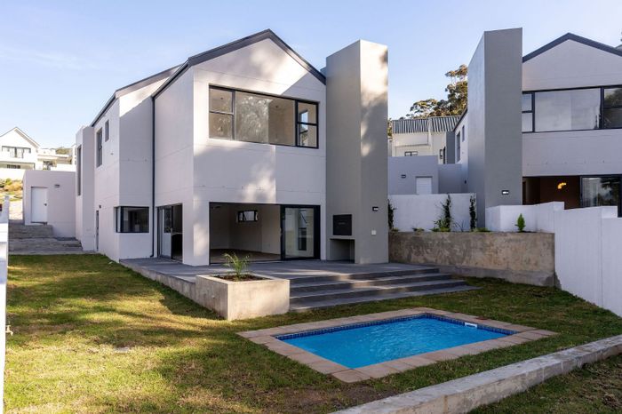 Victorskloof House For Sale: 4 beds, 3 baths, garden, double garage, security estate.