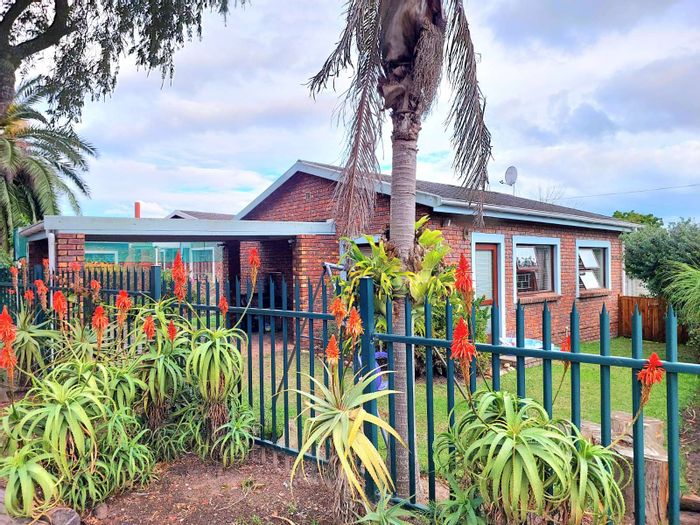 2 Bedroom House For Sale in George South with private yard and secure carport.