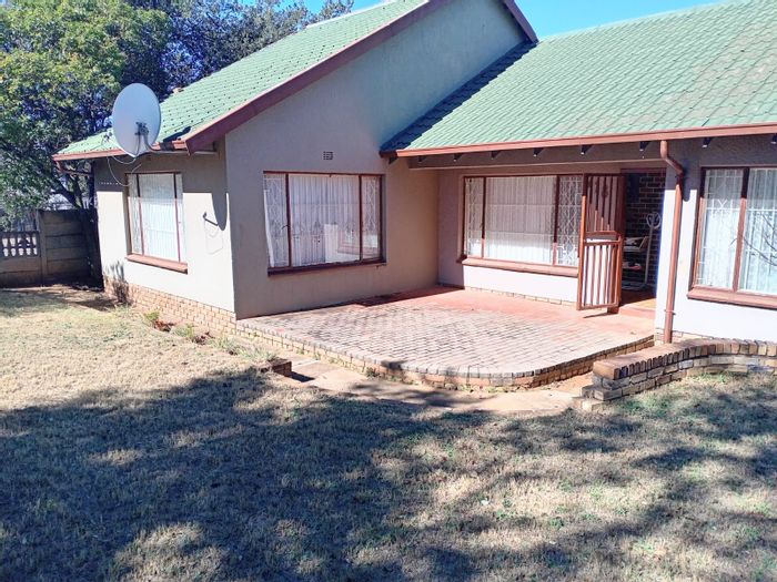 For Sale: Spacious 3-Bedroom House in Groblerpark with Double Garage and Yard.