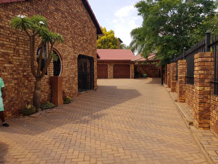 Zwartkop House To Rent: 4 beds, garden, double garages, communal pool, flatlet.