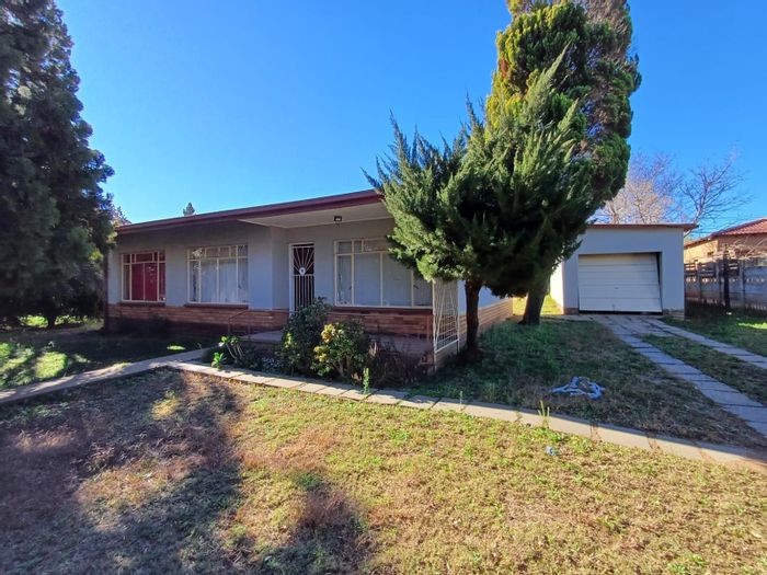 3 Bedroom house for sale in Roosheuwel Ext 2 with garage and large yard.