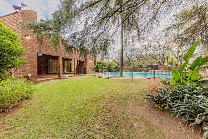Kloofendal House For Sale: 4 Bedrooms, pool, patio, staff accommodation, ample parking.