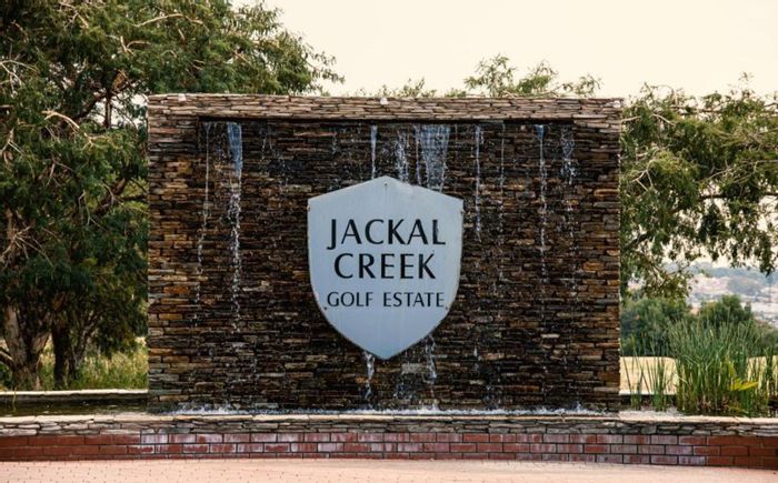 To Rent: 2-Bedroom Apartment in Jackal Creek Golf Estate with balcony and amenities.