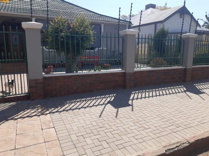 House for Sale in Memorial Road Area: 3 beds, flatlet, spacious parking, braai patio.