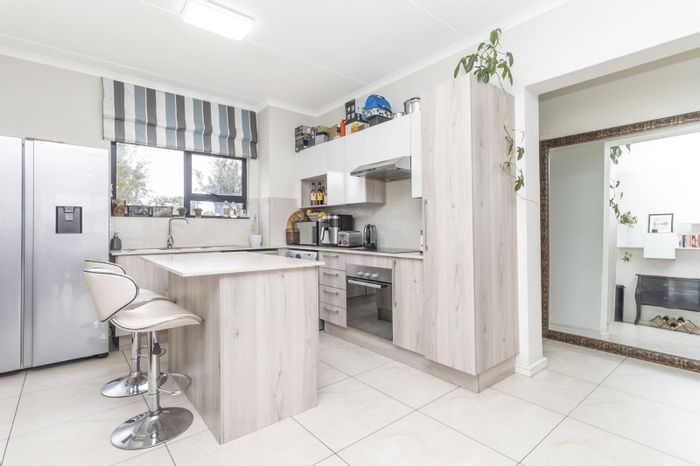 For Sale: 2-Bedroom Apartment in Randpark Ridge with 24-hour security and secure parking.