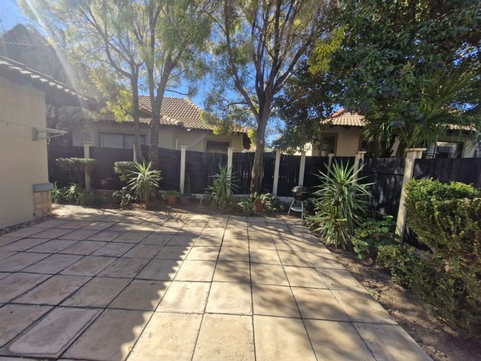 Broadacres Townhouse To Rent: 3 Beds, Double Garage, Large Garden, Pet-Friendly.