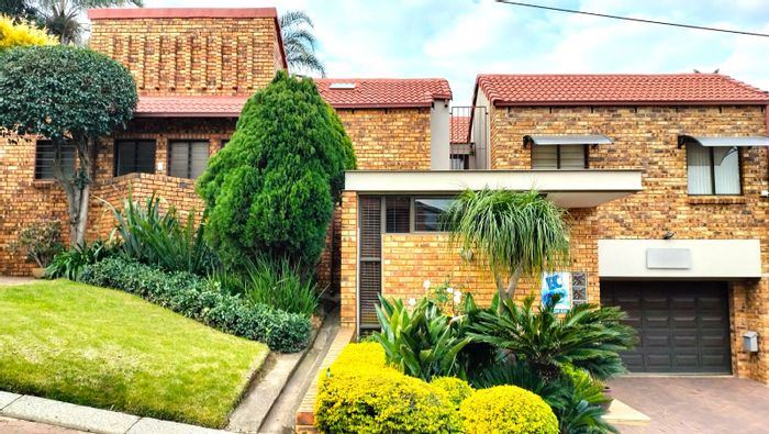 For Sale: House in Constantia Kloof with office, outdoor deck, and ample parking.