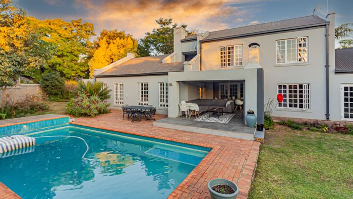 For Sale: Spacious 6-bedroom house in Moret with study, patio, and garden.