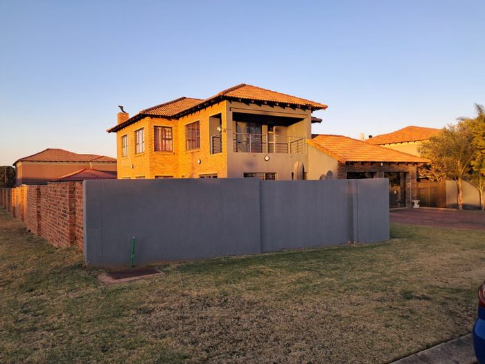 For Sale: 5-Bedroom House in Rayton Central with expansive views and ample parking.