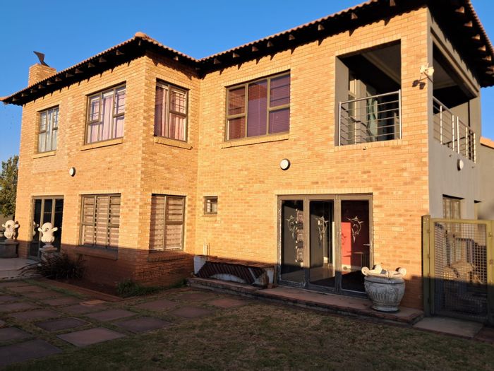 For Sale: 5-Bedroom House in Rayton Central with expansive views and ample parking.