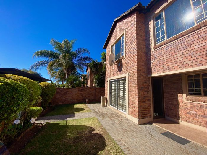 Heuwelsig Estate Townhouse For Sale: 3 bedrooms, garden, double carport, secure complex.