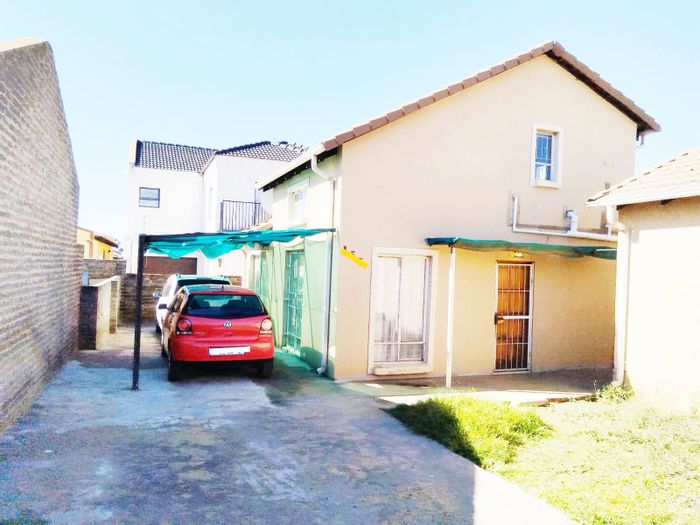 3-Bedroom House for Sale in Vanderbijlpark CE7 with Garage and Family Living Space.