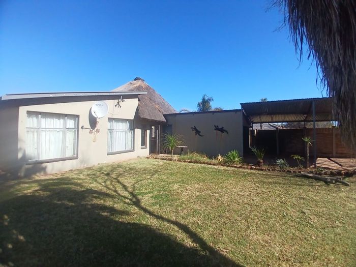 3 Bedroom house for sale in Roosheuwel Ext 2 with pool and entertainment area.