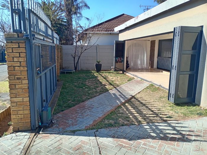 For Sale: Greymont House with Enclosed Pool, Designer Kitchen, and Security Features.