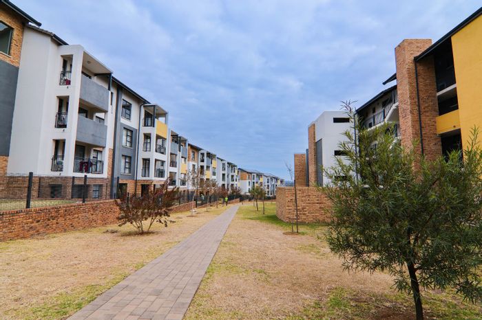 Rooihuiskraal Townhouse For Sale: 2-bed, private garden, pool, gym, secure complex.