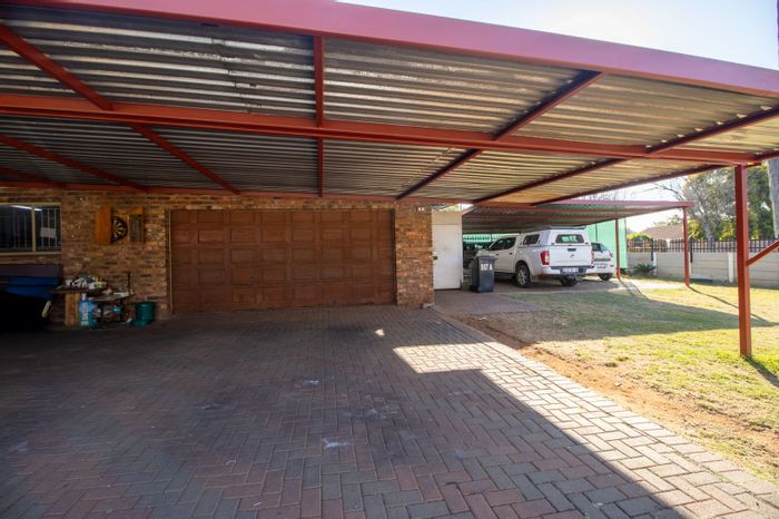 3-Bedroom House For Sale in Doornpoort with Solar Power and Ample Parking
