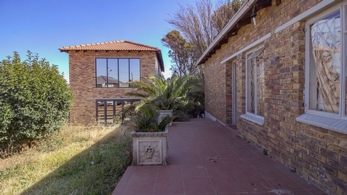 Versatile House with Multiple Dwellings and Pool – For Sale in Discovery