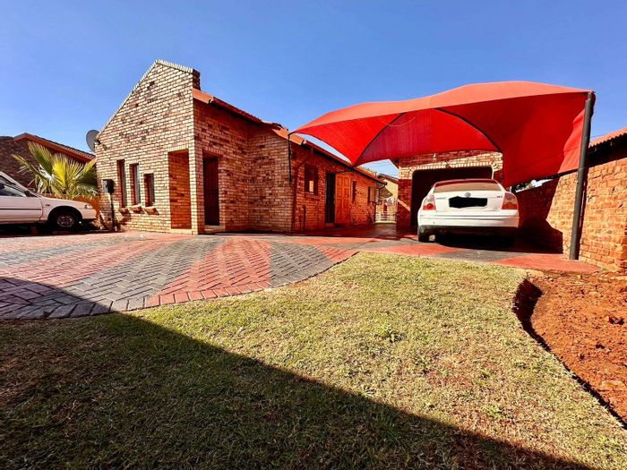 For Sale: House in The Orchards with 2 beds, spacious yard, and security features.