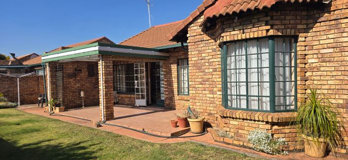 Die Hoewes Townhouse For Sale: 3 beds, garage, garden, and secure veranda.