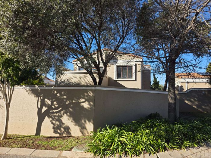 House To Rent in Pineslopes: 3 Bedrooms, 2 Bathrooms, 24-hour security, and garage.